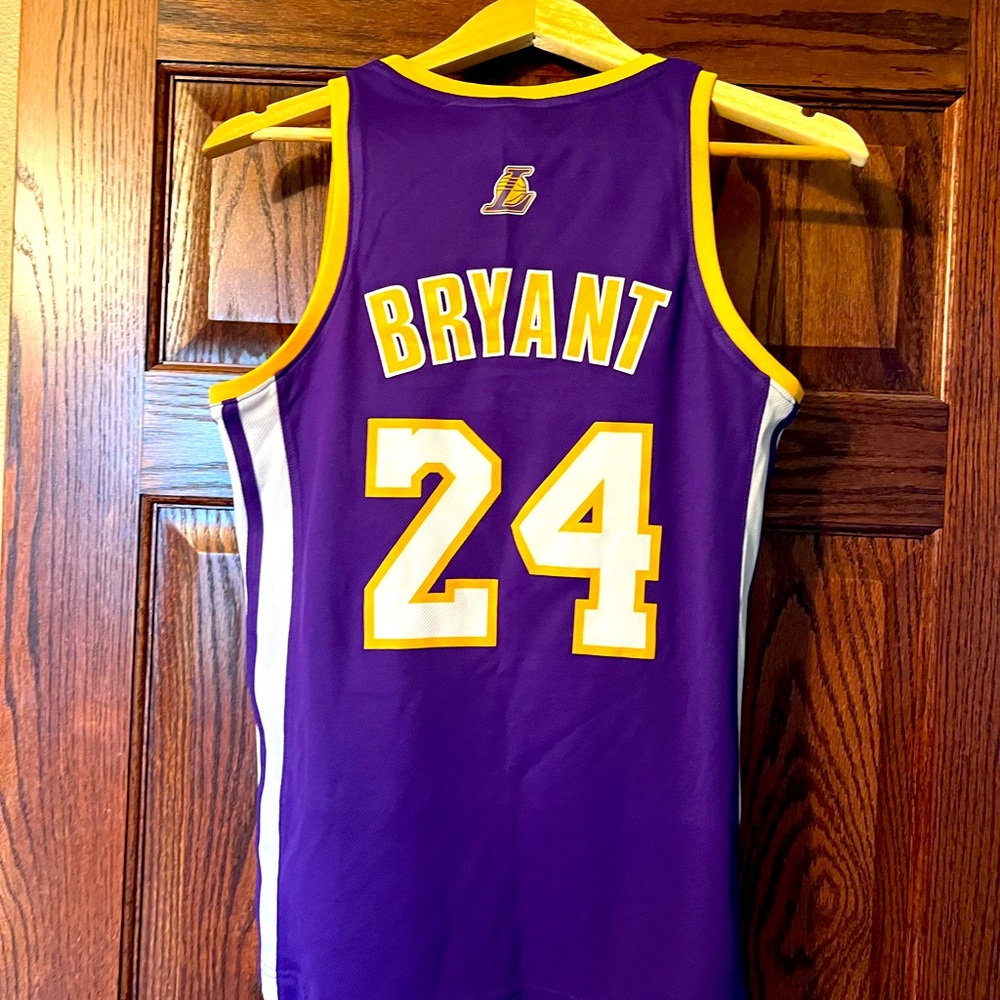 Women’s size Medium official NBA Los Angeles Lakers Kobe Bryant #24 Jersey